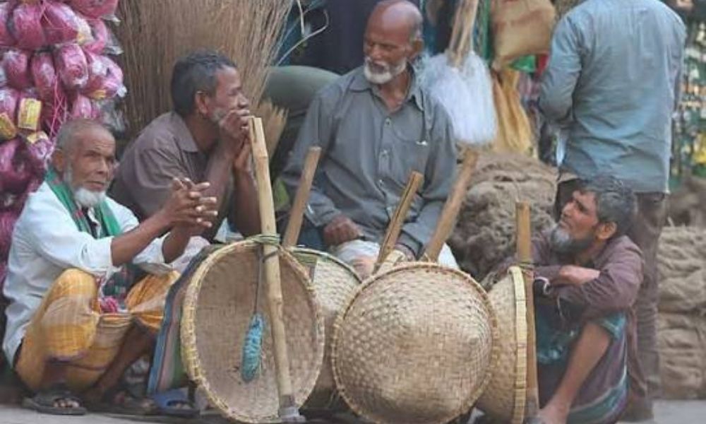 নতুন বেতন স্কেলে  হতাশ বেসরকারি চাকরিজীবী ও নিম্ন আয়ের মানুষ