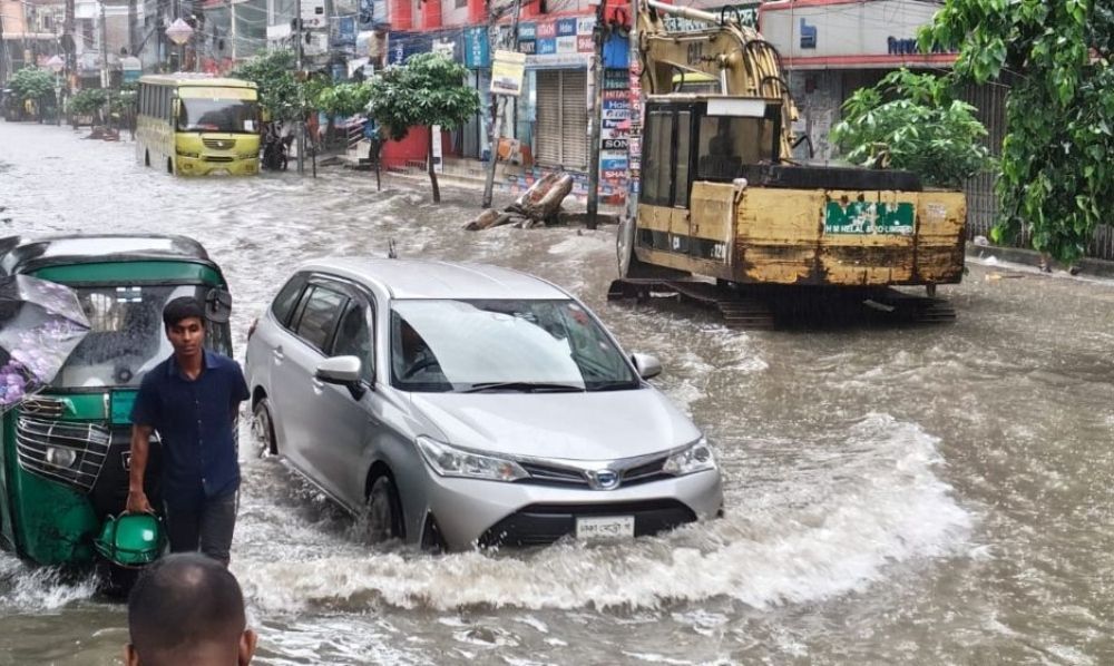 বৃষ্টিতে ‘ডুবল’ রাজধানী, ভোগান্তিতে নগরবাসী