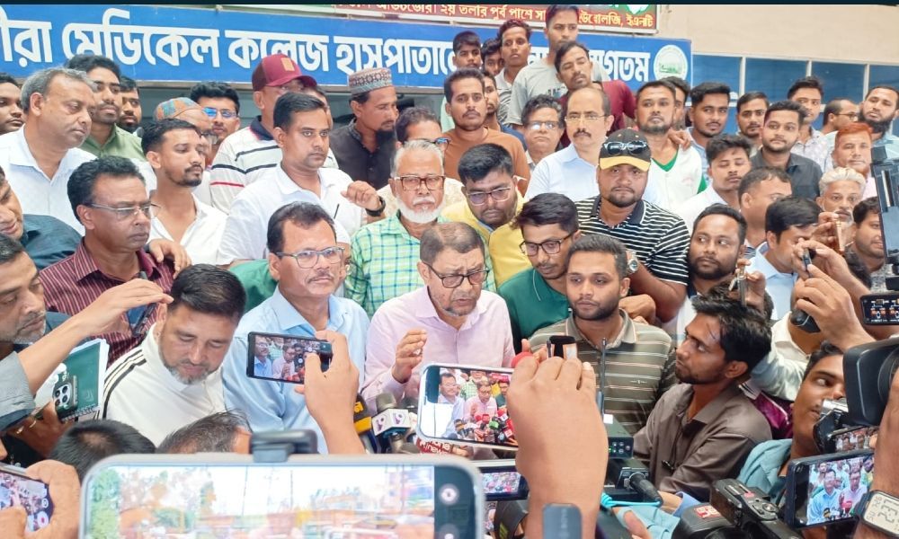 সাতক্ষীরায় তিন হাসপাতালে স্বাস্থ্যমন্ত্রীর পরিদর্শন: চিকিৎসকসহ ৩জনকে বরখাস্ত