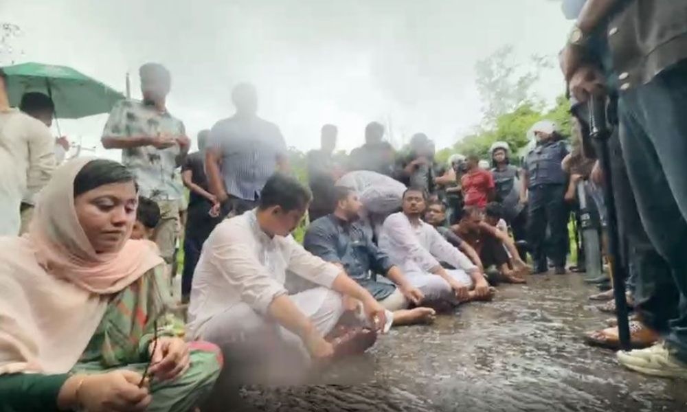 এবার বাহুবলে এনসিপির গাড়িবহর আটকে দিল পুলিশ
