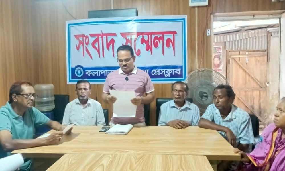 কলাপাড়ায় জমি দখল ও আদালতের আদেশ অমান্যের অভিযোগে সংবাদ সম্মেলন