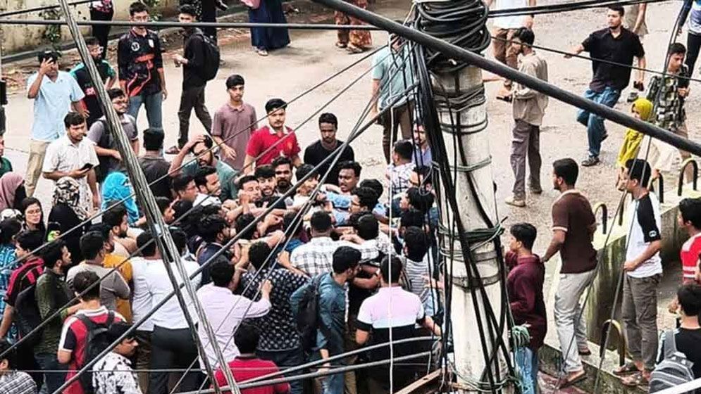 জবিতে ছাত্রদল-শিবির সংঘর্ষে উত্তপ্ত ক্যাম্পাস