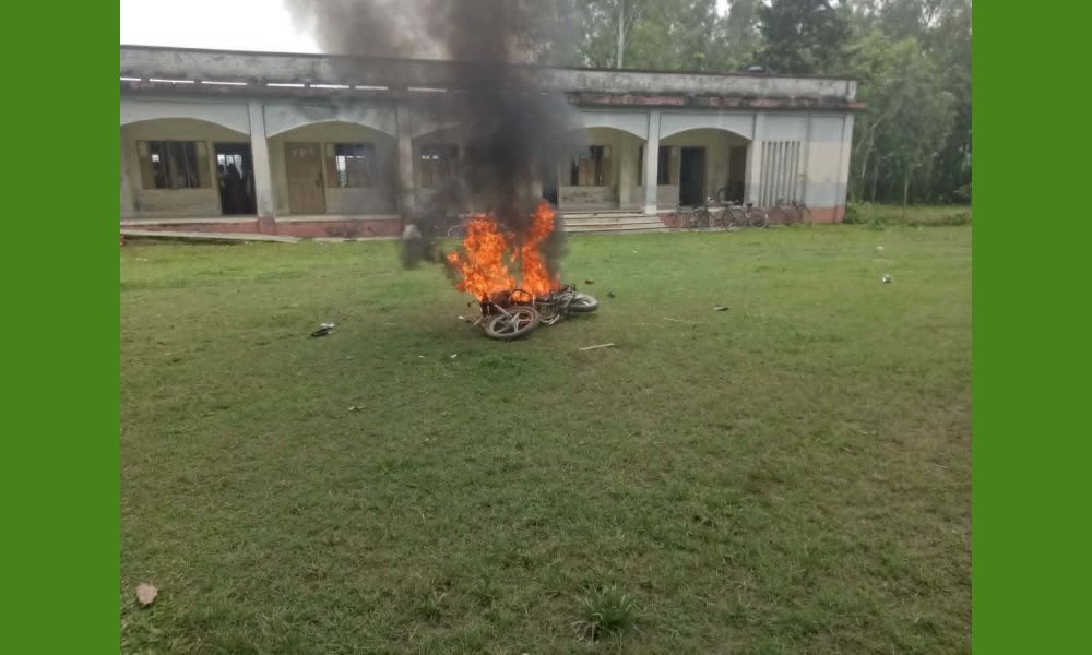 মান্দায় শিক্ষার্থীদের বিক্ষোভে অবরুদ্ধ প্রধান শিক্ষক, মোটরসাইকেলে আগুন