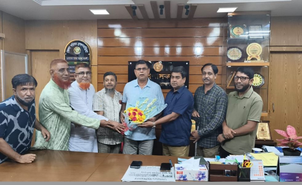 জেলা পরিষদ প্রশাসক সিরাজুল ইসলামকে সাংবাদিক ইউনিয়ন ব্রাহ্মণবাড়িয়ার ফুলেল শুভেচ্ছা