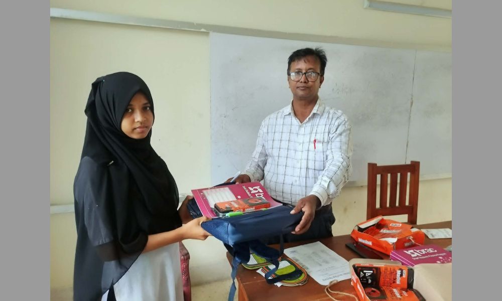 কলাপাড়ায় ২০ শিক্ষার্থী পেল স্কুল ব্যাগ ও শিক্ষা উপকরণ