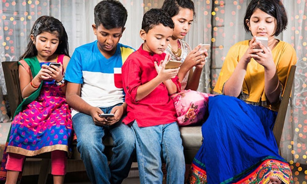 ফোন না দেখলে খেতেই চায় না শিশু, মুক্তির ৩ উপায়