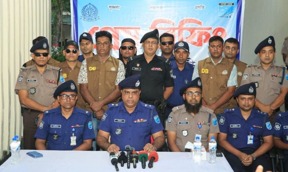 রসিংদীর রায়পুরায় যৌথ অভিযান: ১৩৬ হাতবোমা ও অস্ত্রসহ গ্রেপ্তার ৩