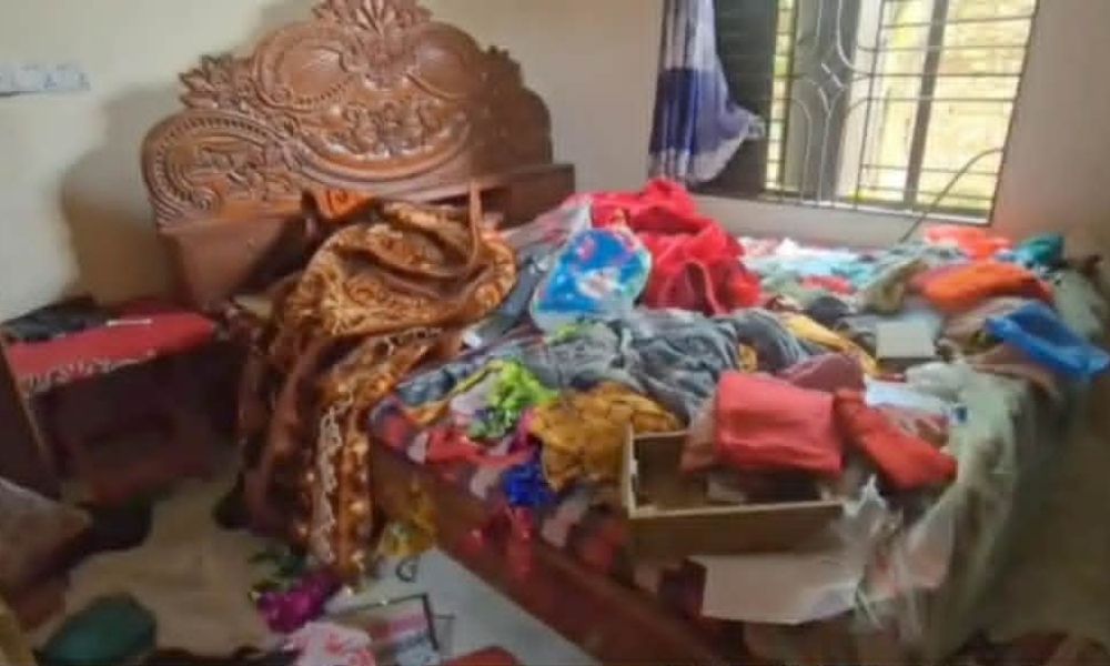 শিশুর মাথায় পিস্তল ঠেকিয়ে ডাকাতি, বাধা দেওয়ায় যুবককে গুলি