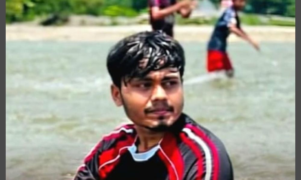বন্ধুদের সঙ্গে  ঘুরতে গিয়ে প্রাণ গেল কলেজ ছাত্রের