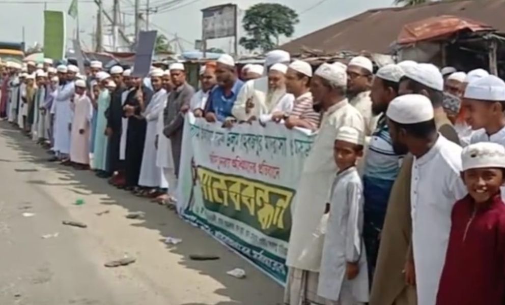 শাহবাজপুরে মাদ্রাসা-মসজিদের জায়গা অধিগ্রহণের প্রতিবাদে মানববন্ধন