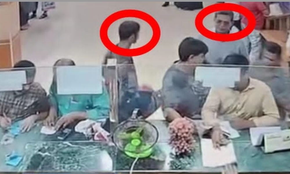 ব্রাহ্মণবাড়িয়ায় সোনালী ব্যাংকের ক্যাশ কাউন্টারের সামনে রাখা এক গ্রাহকের টাকা চুরি