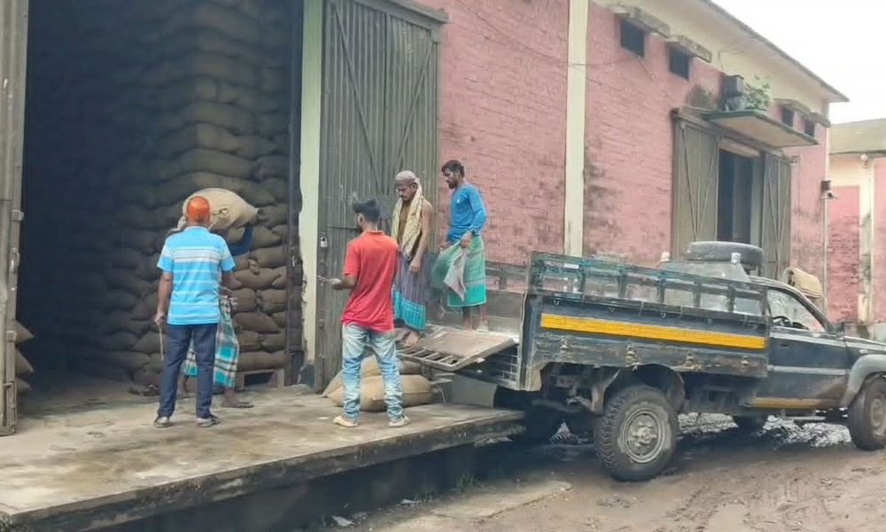 গুদামে জায়গা সংকট, ধান-চাল সংগ্রহে ধীরগতি; আশুগঞ্জে কমছে ধানের দাম