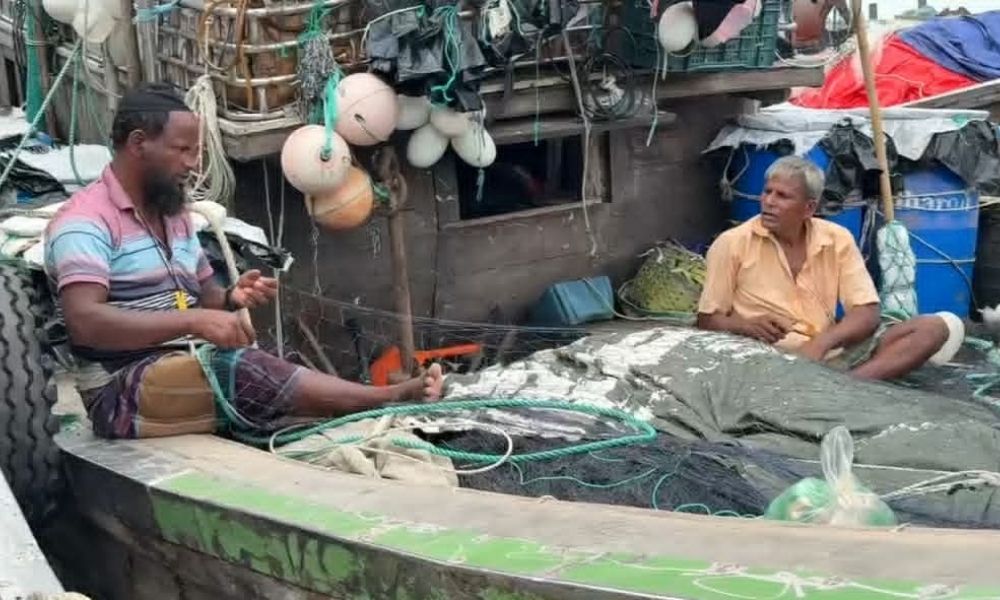 বৈরী আবহাওয়া ও সাগরে মাছের আকাল, লোকসানে তীরে ফিরছেন জেলেরা