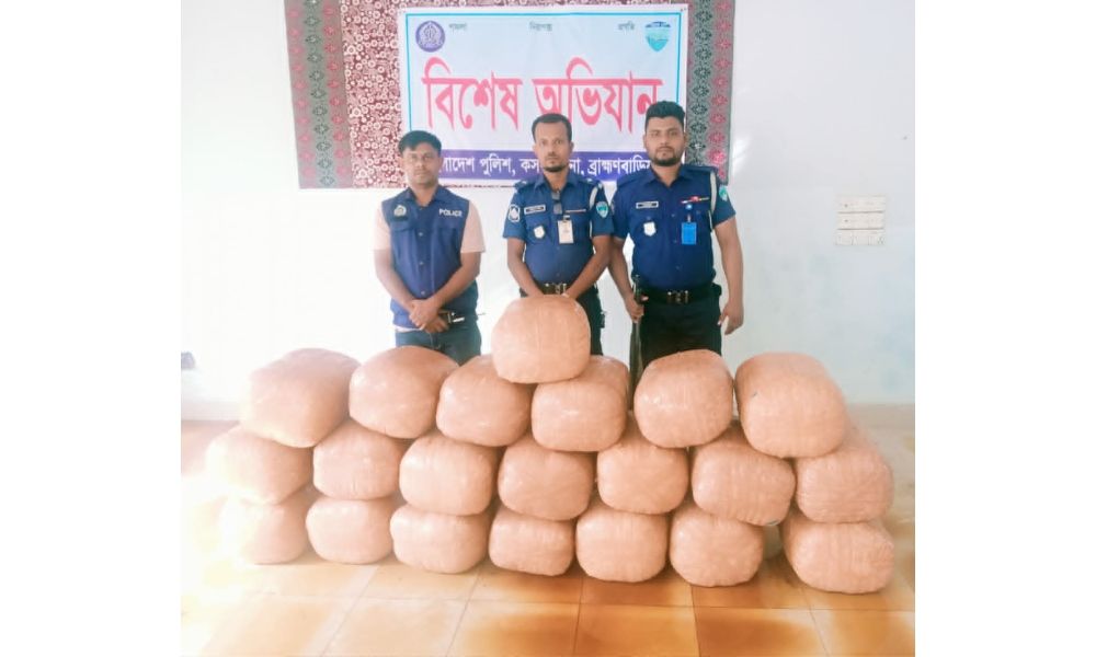 পুলিশের ধাওয়ায় পুকুরে গাঁজাভর্তি মাইক্রোবাস, পালালেন চালকসহ অন্যরা