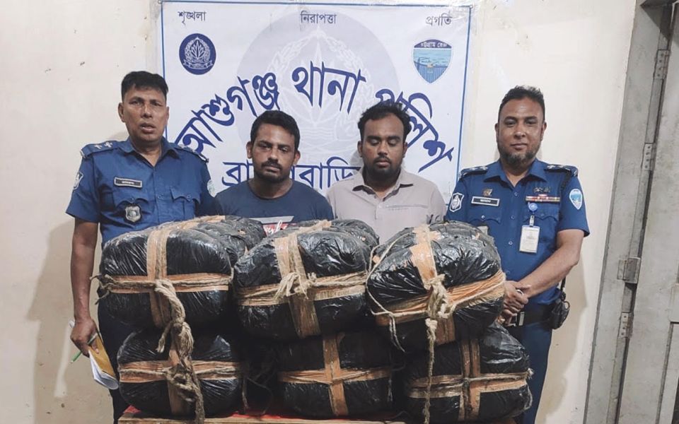 আশুগঞ্জে প্রাইভেটকারে ১৪০ কেজি গাঁজা, গ্রেপ্তার ২