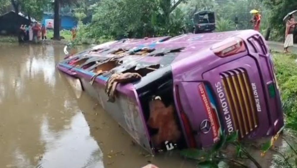 কুয়াকাটাগামী স্লিপার বাস পুকুরে পড়ে জবির ১৫ সাবেক শিক্ষার্থী আহত