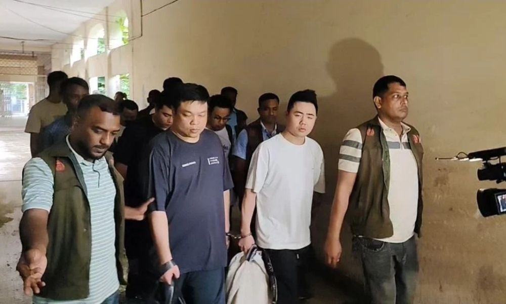 কক্সবাজারে দুই হাজার আইফোনসহ ৬ চীনা নাগরিক গ্রেফতার