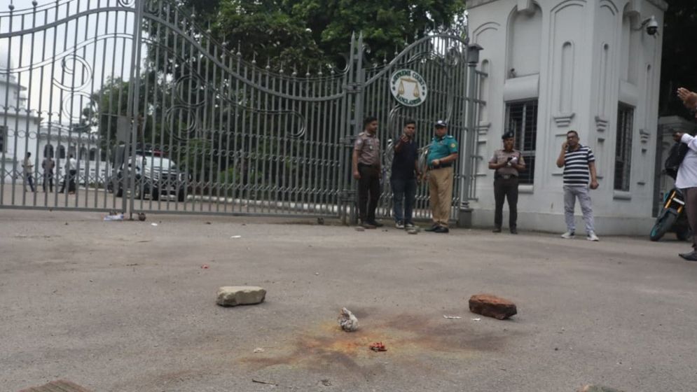 সুপ্রিম কোর্টের সামনে ককটেল বিস্ফোরণ