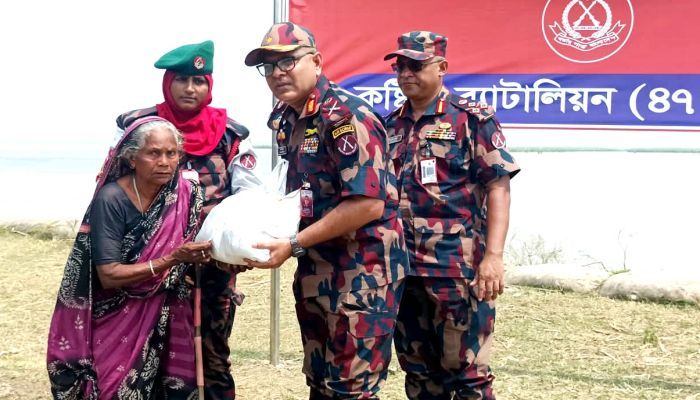 দৌলতপুরে বন্যাকবলিত ৫৫০ পরিবারের পাশে বিজিবির খাদ্যসামগ্রী বিতরণ