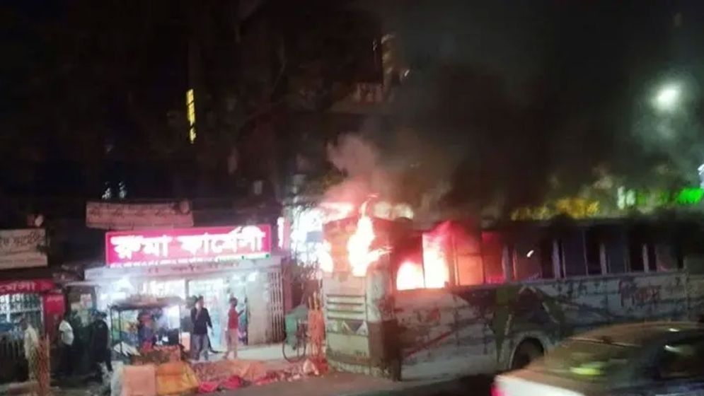 মিরপুরে চলন্ত বাসে নিষিদ্ধ আওয়ামী লীগের আগুন
