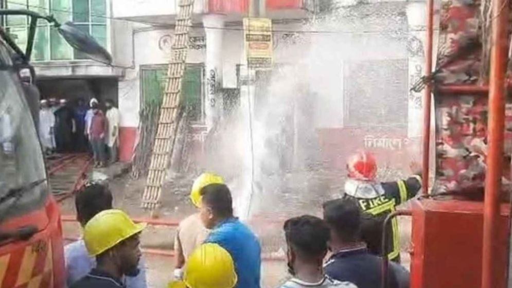 গাজীপুরে গার্মেন্টসে আগুন: আটকেপড়া ৬৯ জনকে অসুস্থ অবস্থায় উদ্ধার