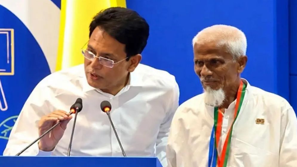 গাইবান্ধার ‘এক টাকার শিক্ষক’ লুৎফুর রহমানকে বিশেষ সম্মাননা