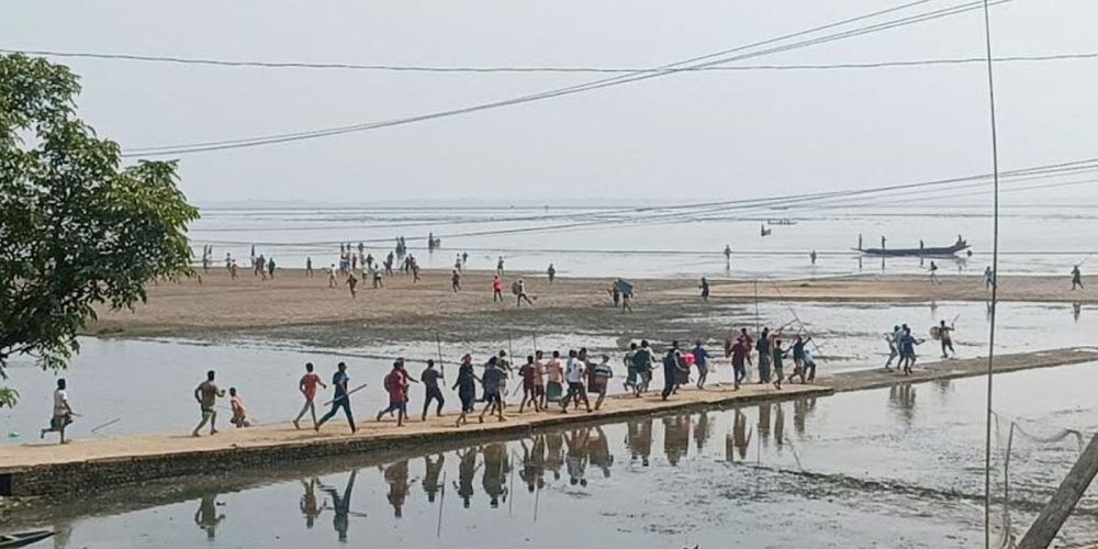 মসজিদের মাইকে ঘোষণা দিয়ে ৫ গ্রামবাসীর সংঘর্ষ, এমপির সামাধানের আশ্বাস