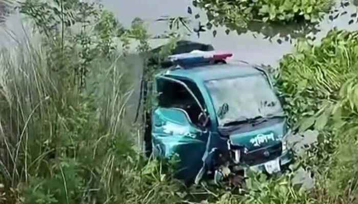 ব্রাহ্মণবাড়িয়ায় পুলিশের পিকআপ ভ্যান খাদে পড়ে আসামিসহ আহত ৫